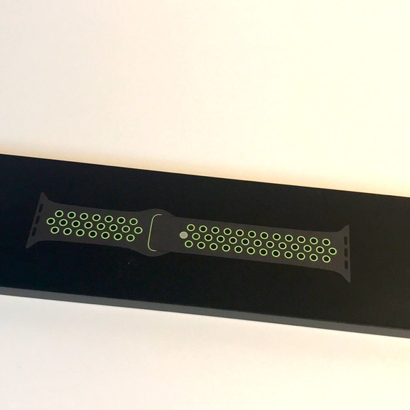 Apple Nike Watch Sport band Black Lime 44mm New in Box - Picture 1 of 2